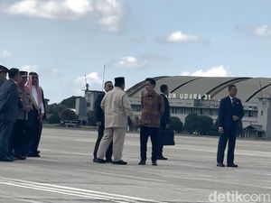 Momen Prabowo-Dasco Bisik-bisik Sebelum Terbang ke Saudi