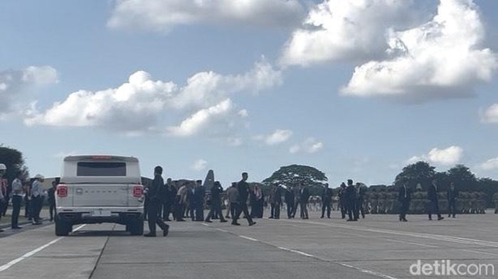 Presiden Prabowo Subianto sempat mengawasi kontingen RI latihan di Lanud Halim Perdanakusuma untuk tampil pada defile Bastille Day di Paris, Prancis. (Firda CA/detikcom) Presiden Prabowo Subianto sempat mengawasi kontingen RI latihan di Lanud Halim Perdanakusuma untuk tampil pada defile Bastille Day di Paris, Prancis. (Firda CA/detikcom)