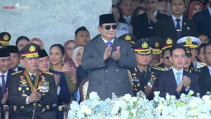 Presiden Prabowo Subianto terlihat tersenyum dan tepuk tangan dalam setiap atraksi yang disajikan Polisi Republik Indonesia di Hari Bhayangkara ke-79. (Tangkapan layar YouTube Setpres). Presiden Prabowo Subianto terlihat tersenyum dan tepuk tangan dalam setiap atraksi yang disajikan Polisi Republik Indonesia di Hari Bhayangkara ke-79. (Tangkapan layar YouTube Setpres).