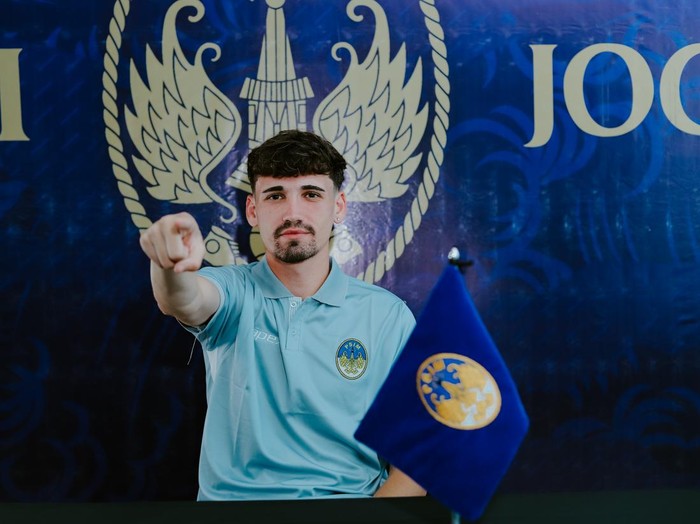 PSIM Jogja saat memperkenalkan striker absurd barunya, Deri Corfe. Foto diunggah Selasa (1/7/2025).