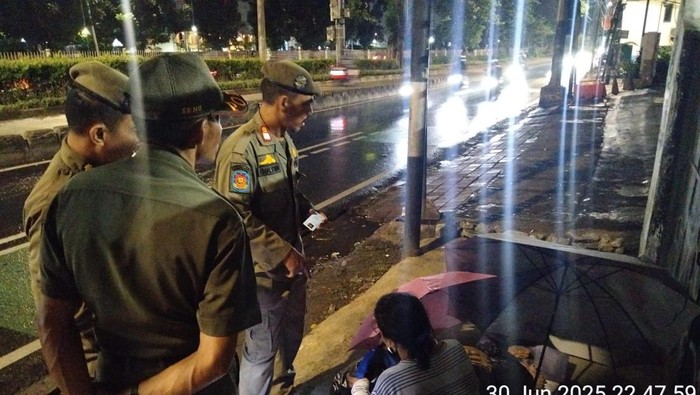 Satpol PP cek lokasi disangka  prostitusi di Jatinegara (dok. Satpol PP DKI)