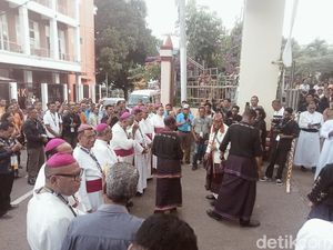 Disambut Suguhan Adat Lamaholot, 9 Uskup Bali-Nusra Hadiri Perpas di Larantuka Disambut Suguhan Adat Lamaholot, 9 Uskup Bali-Nusra Hadiri Perpas di Larantuka