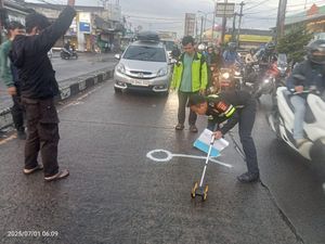 Tergelincir Jalanan Licin, Pengendara Motor di Parung Tewas Terlindas Pikap