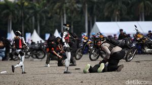 Polisi Unjuk Kebolehan Simulasi Anti-Teror di HUT Bhayangkara ke-79