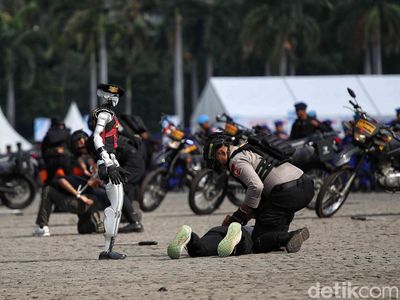 Polisi Unjuk Kebolehan Simulasi Anti-Teror di HUT Bhayangkara ke-79