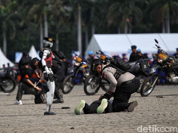Polisi Unjuk Kebolehan Simulasi Anti-Teror di HUT Bhayangkara ke-79