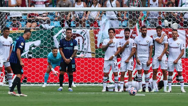 Soccer Football - FIFA Club World Cup - Round of 16 - Inter Milan v Fluminense - Bank of America Stadium, Charlotte, North Carolina, U.S. - June 30, 2025  Inter Milan's Kristjan Asllani and Lautaro Martinez during a free kick REUTERS/Agustin Marcarian