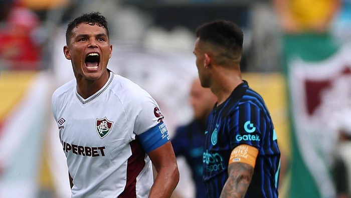 SOCCER-CLUB-INT-FLU/ Soccer Football - FIFA Club World Cup - Round of 16 - Inter Milan v Fluminense - Bank of America Stadium, Charlotte, North Carolina, U.S. - June 30, 2025 Fluminenses Thiago Silva celebrates after Hercules scores their second goal as Inter Milans Lautaro Martinez looks on REUTERS/Agustin Marcarian