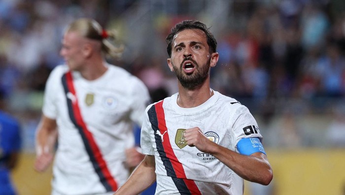 SOCCER-CLUB-MCI-HIL/ Soccer Football - FIFA Club World Cup - Round of 16 - Manchester City v Al Hilal - Camping World Stadium, Orlando, Florida, U.S. - June 30, 2025 Manchester City's Bernardo Silva celebrates scoring their first goal IMAGN IMAGES via Reuters/Nathan Ray Seebeck