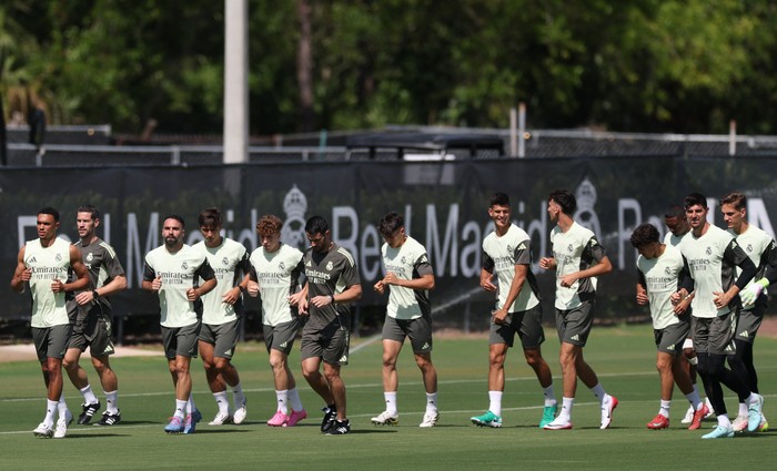 Soccer Football - Club World Cup - Real Madrid Training - Gardens North Country District Park, Palm Beach Gardens, Florida, U.S. - June 15, 2025 Real Madrid's Trent Alexander-Arnold, Dani Carvajal, Thibaut Courtois with teammates during training REUTERS/Hannah Mckay
