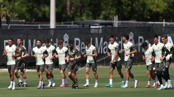 SOCCER-CLUB-RMA-HIL/PREVIEW Soccer Football - Club World Cup - Real Madrid Training - Gardens North Country District Park, Palm Beach Gardens, Florida, U.S. - June 15, 2025 Real Madrids Trent Alexander-Arnold, Dani Carvajal, Thibaut Courtois with teammates during training REUTERS/Hannah Mckay