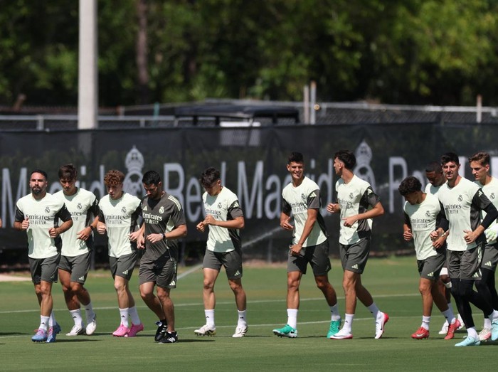 Soccer Football - Club World Cup - Real Madrid Training - Gardens North Country District Park, Palm Beach Gardens, Florida, U.S. - June 15, 2025 Real Madrid's Trent Alexander-Arnold, Dani Carvajal, Thibaut Courtois with teammates during training REUTERS/Hannah Mckay