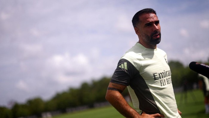 SOCCER-CLUB-RMA-JUV/PREVIEW Soccer Football - FIFA Club World Cup - Real Madrid Training - Gardens North Country District Park, Palm Beach Gardens, Florida, U.S. - June 30, 2025 Real Madrids Dani Carvajal speaks with the members of media before training REUTERS/Hannah Mckay