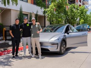 Sales Jadi Gabut, Mobil Tesla Jalan Sendiri dari Pabrik ke Rumah Konsumen Sales Jadi Gabut, Mobil Tesla Jalan Sendiri dari Pabrik ke Rumah Konsumen