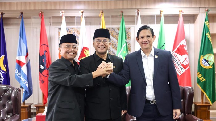 Wagub Erwan Setiawan dan Sekda Herman Suryatman berjumpa  di DPRD Jabar. drama wagub