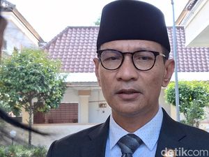 Calon Wali Murid Mengeluh Akta Kelahiran Ditahan Sekolah Saat Daftar Calon Wali Murid Mengeluh Akta Kelahiran Ditahan Sekolah Saat Daftar