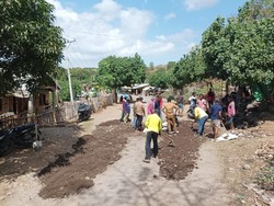 30 Tahun Rusak, Warga Bima Perbaiki Jalan Provinsi Secara Mandiri