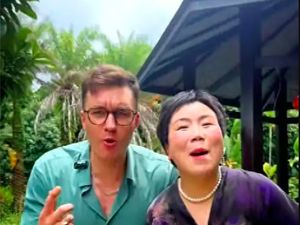 Viral Kisah Cinta Ibu-ibu Dinikahi Teman Bule Anaknya, Kini Sedang Hamil Viral Kisah Cinta Ibu-ibu Dinikahi Teman Bule Anaknya, Kini Sedang Hamil