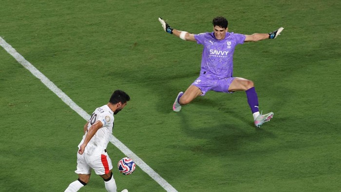 Yassine Bono Soccer Football - FIFA Club World Cup - Round of 16 - Manchester City v Al Hilal - Camping World Stadium, Orlando, Florida, U.S. - June 30, 2025 Manchester Citys Savinho in action with Al Hilals Yassine Bounou REUTERS/Hannah Mckay