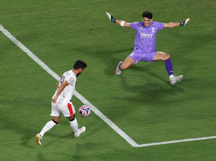 Soccer Football - FIFA Club World Cup - Round of 16 - Manchester City v Al Hilal - Camping World Stadium, Orlando, Florida, U.S. - June 30, 2025 Manchester City's Savinho in action with Al Hilal's Yassine Bounou REUTERS/Hannah Mckay