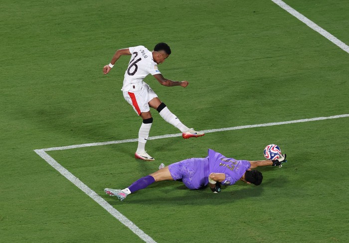 Soccer Football - FIFA Club World Cup - Round of 16 - Manchester City v Al Hilal - Camping World Stadium, Orlando, Florida, U.S. - June 30, 2025 Manchester City's Savinho in action with Al Hilal's Yassine Bounou REUTERS/Hannah Mckay