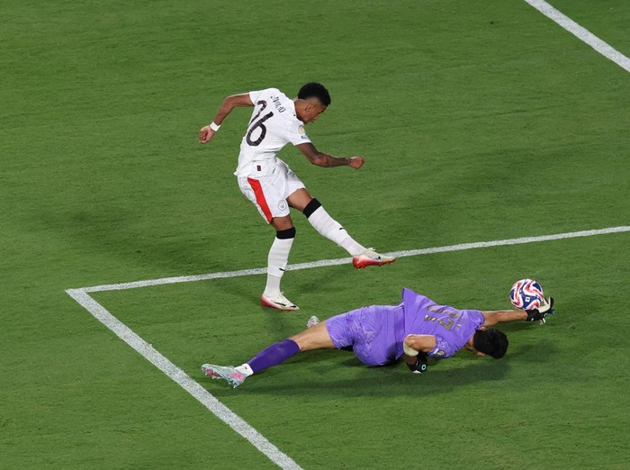 Soccer Football - FIFA Club World Cup - Round of 16 - Manchester City v Al Hilal - Camping World Stadium, Orlando, Florida, U.S. - June 30, 2025 Manchester City's Savinho in action with Al Hilal's Yassine Bounou REUTERS/Hannah Mckay