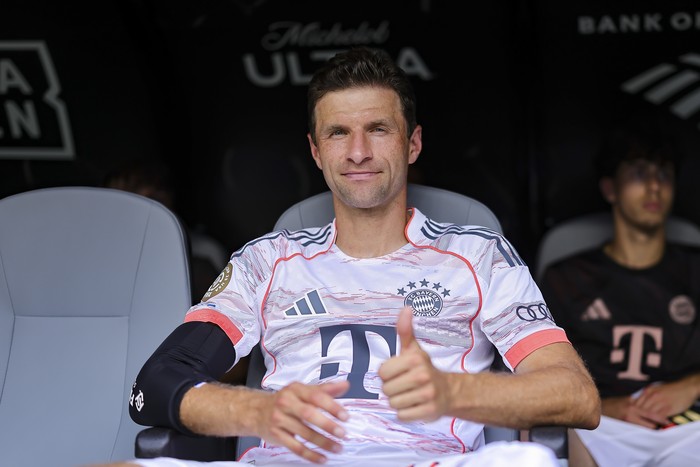 2222049698 MIAMI GARDENS, FLORIDA - JUNE 29: Thomas Muller of FC Bayern Munchen looks on prior to the FIFA Club World Cup 2025 round of 16 match between CR Flamengo and FC Bayern München at Hard Rock Stadium on June 29, 2025 in Miami Gardens, Florida. (Photo by Heuler Andrey/Eurasia Sport Images/Getty Images)
