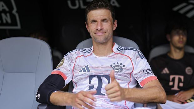 2222049698 MIAMI GARDENS, FLORIDA - JUNE 29: Thomas Muller of FC Bayern Munchen looks on prior to the FIFA Club World Cup 2025 round of 16 match between CR Flamengo and FC Bayern München at Hard Rock Stadium on June 29, 2025 in Miami Gardens, Florida. (Photo by Heuler Andrey/Eurasia Sport Images/Getty Images)