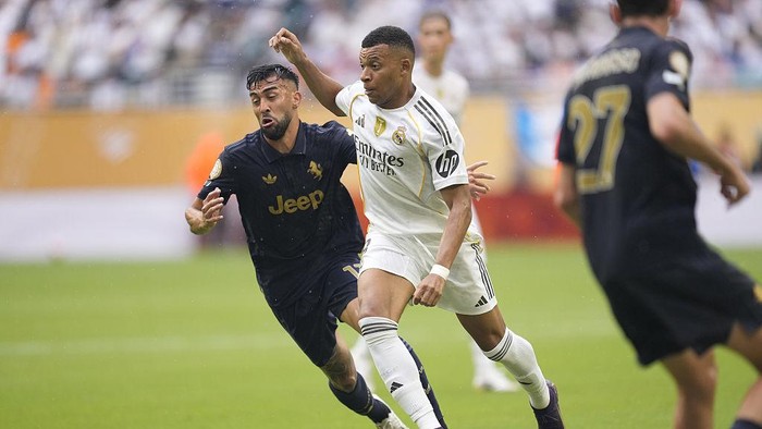 2222359462 MIAMI GARDENS, FLORIDA - JULY 1: Kylian Mbappe centre-forward of Real Madrid and France and Nico Gonzalez right winger of Juventus and Argentina compete for the ball during the FIFA Club World Cup 2025 round of 16 match between Real Madrid CF and Juventus Turin at Hard Rock Stadium on July 1, 2025 in Miami Gardens, United States. (Photo by Jose Hernandez/Anadolu via Getty Images)