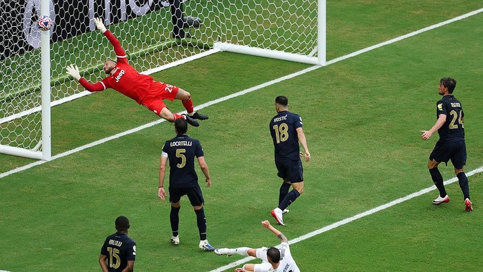 2223117697 MIAMI GARDENS, FLORIDA - JULY 01: Michele Di Gregorio #29 of Juventus FC makes a save from a shot by Federico Valverde #8 of Real Madrid C.F. during the FIFA Club World Cup 2025 round of 16 match between Real Madrid CF and Juventus FC at Hard Rock Stadium on July 01, 2025 in Miami Gardens, Florida. (Photo by Kevin C. Cox/Getty Images)
