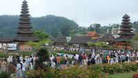 Bali Kian Menggoda, Ulun Danu Beratan Diserbu Wisatawan