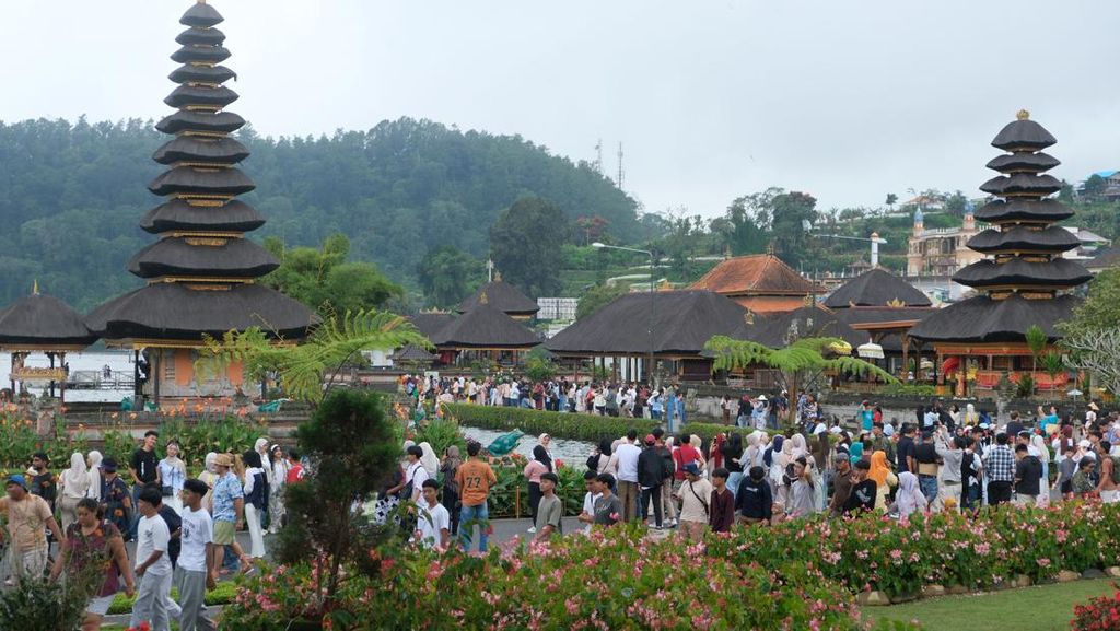 Bali Kian Menggoda, Ulun Danu Beratan Diserbu Wisatawan Bali Kian Menggoda, Ulun Danu Beratan Diserbu Wisatawan