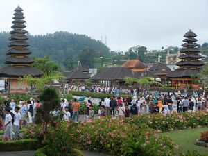 Bali Kian Menggoda, Ulun Danu Beratan Diserbu Wisatawan