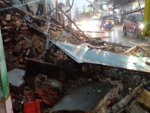 Bangunan Bekas Pabrik Roti di Tebet Ambruk Akibat Hujan Deras Bangunan Bekas Pabrik Roti di Tebet Ambruk Akibat Hujan Deras