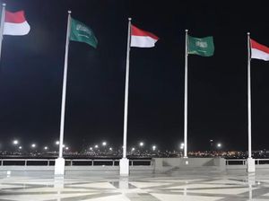 Semarak Bendera Merah Putih Sambut Kedatangan Prabowo di Jeddah