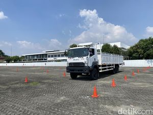 Menjajal Jadi Sopir Truk, Ini Area Blind Spot yang Perlu Diketahui Menjajal Jadi Sopir Truk, Ini Area Blind Spot yang Perlu Diketahui