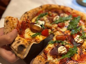 Uniknya Pasta Hitam hingga Pizza Otentik di Restoran Ini
