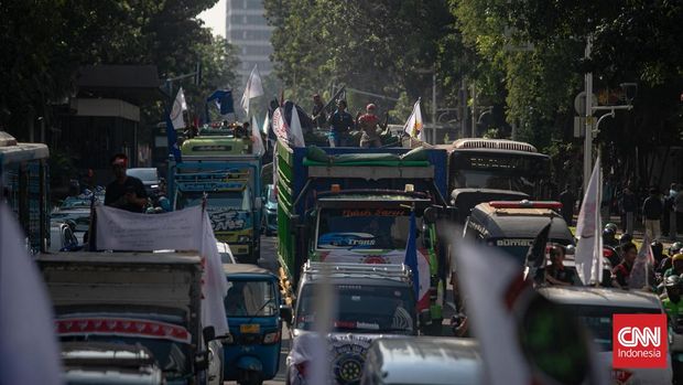 Sekitar 500 orang sopir konvoi menggunakan 300 truk ke Ring I Jakarta pada Rabu (2/7). Aksi ini untuk meminta kejelasan aturan nol kelebihan muatan dan dimensi atau Zero Overdimension Overload (ODOL) ke pemerintah.