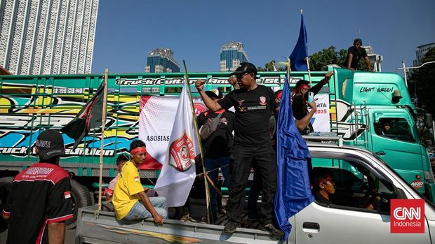 Sekitar 500 orang sopir konvoi menggunakan 300 truk ke Ring I Jakarta pada Rabu (2/7). Aksi ini untuk meminta kejelasan aturan nol kelebihan muatan dan dimensi atau Zero Overdimension Overload (ODOL) ke pemerintah.