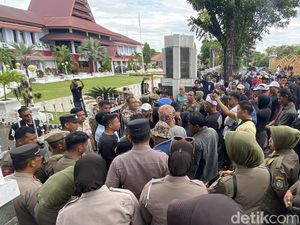Kantor Wali Kota Parepare Didemo! Warga Tuntut Pemkot Adil Tertibkan PKL Kantor Wali Kota Parepare Didemo! Warga Tuntut Pemkot Adil Tertibkan PKL