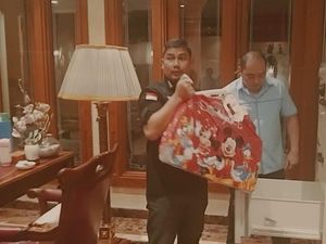 Disita Jaksa, Gepokan Rp 2 M Kasus Sritex Dibungkus Plastik Mickey Mouse Disita Jaksa, Gepokan Rp 2 M Kasus Sritex Dibungkus Plastik Mickey Mouse