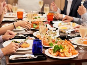 Benarkah Makan Duluan Tak Sopan? Begini Kata Pakar Etiket Benarkah Makan Duluan Tak Sopan? Begini Kata Pakar Etiket