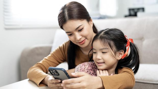 Ilustrasi Anak Main Gadget