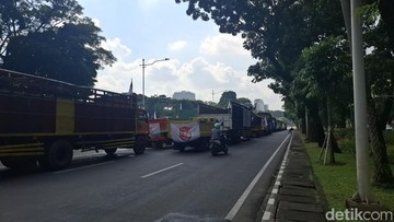 Demo Sopir Truk Dibubarkan, Lalin Kawasan Monas Kembali Normal