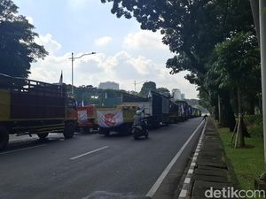 Demo Sopir Truk Dibubarkan, Lalin Kawasan Monas Kembali Normal Demo Sopir Truk Dibubarkan, Lalin Kawasan Monas Kembali Normal