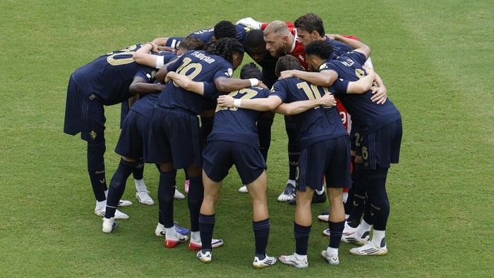Soccer Football - FIFA Club World Cup - Round of 16 - Real Madrid v Juventus - Hard Rock Stadium, Miami Gardens, Florida, U.S. - July 1, 2025 Juventus players huddle before the match REUTERS/Marco Bello