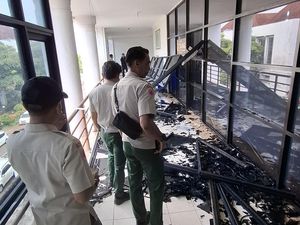 Hujan Angin Landa Tanjungpinang, Kaca Gedung Pemprov Pecah-Pohon Tumbang Hujan Angin Landa Tanjungpinang, Kaca Gedung Pemprov Pecah-Pohon Tumbang