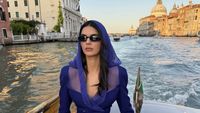 6 Gaya Kendall Jenner Pakai Dress Blazer Mini dengan Kerudung
