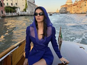 6 Gaya Kendall Jenner Pakai Dress Blazer Mini dengan Kerudung 6 Gaya Kendall Jenner Pakai Dress Blazer Mini dengan Kerudung