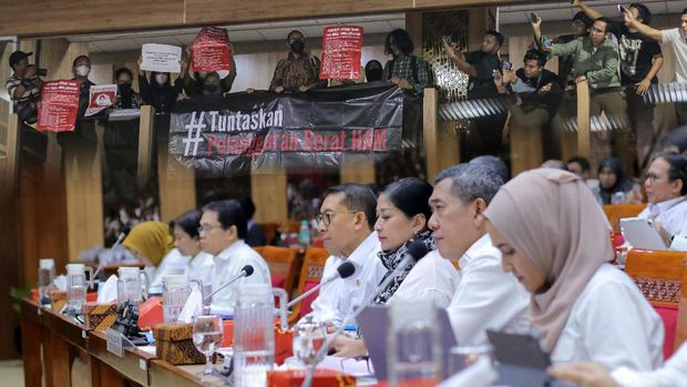 Koalisi masyarakat sipil geruduk rapat komisi X dengan menteri Kebudayaan Fadli Zon di DPR, Jakarta, Rabu, 2 Juli 2025.